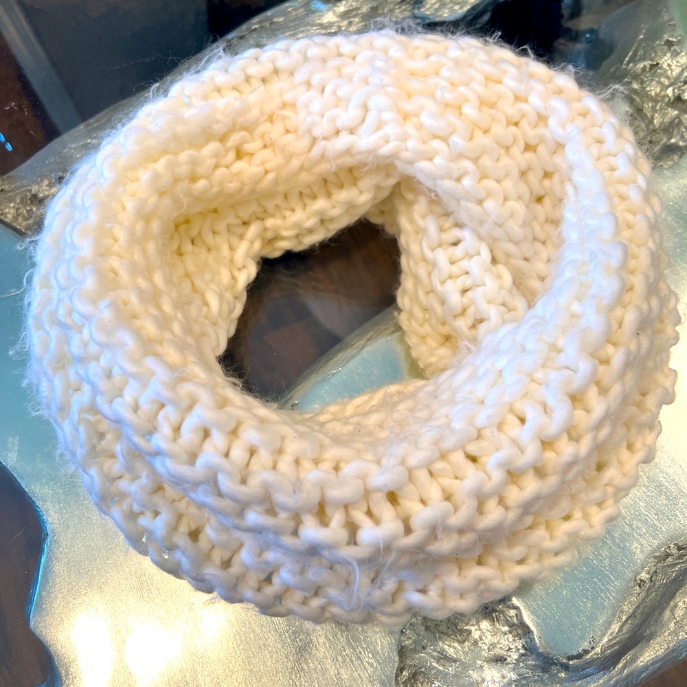 H&M: White Infinity Scarf 🧣
